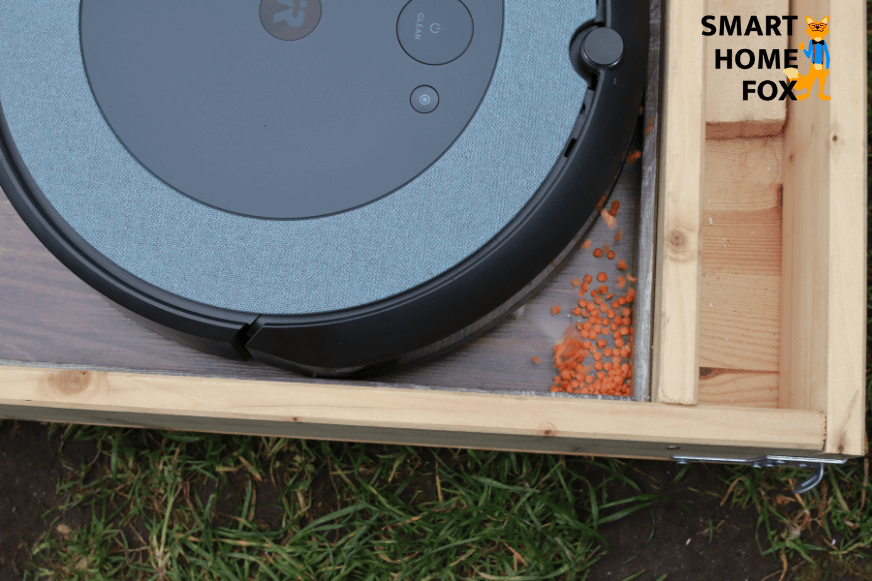 Staubsauger-Roboter reinigt in einer Ecke